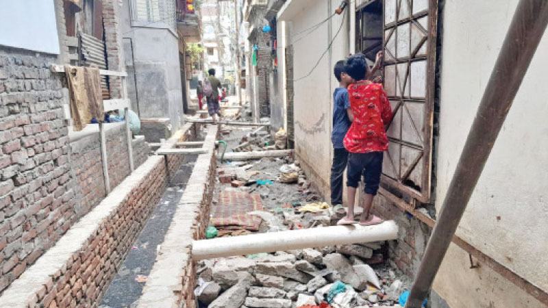 জলাবদ্ধতা থেকে ডেঙ্গু  জুরাইনে সব সমস্যার সমাধান ‘‌রাস্তা উঁচু’ আর ‘‌ ড্রেন নির্মাণ’!