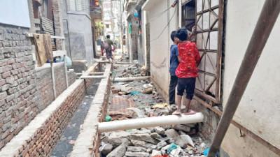 জলাবদ্ধতা থেকে ডেঙ্গু  জুরাইনে সব সমস্যার সমাধান ‘‌রাস্তা উঁচু’ আর ‘‌ ড্রেন নির্মাণ’!