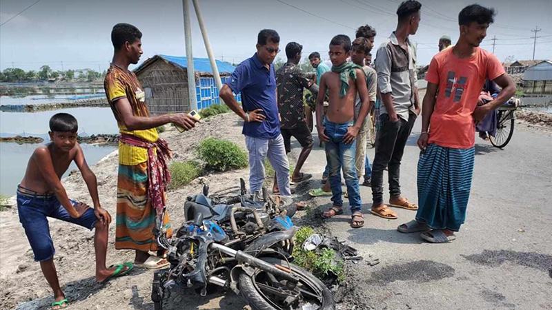খুলনায় মোটরসাইকেল-ভ্যান সংঘর্ষে তিনজনের মৃত্যু