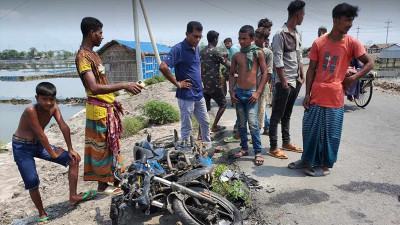 খুলনায় মোটরসাইকেল-ভ্যান সংঘর্ষে তিনজনের মৃত্যু