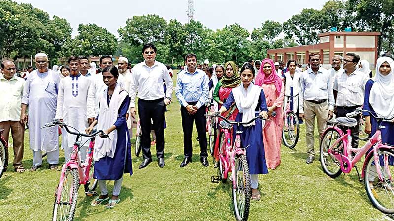 যশোরে সাইকেল উপহার পেল অসচ্ছল শিক্ষার্থীরা