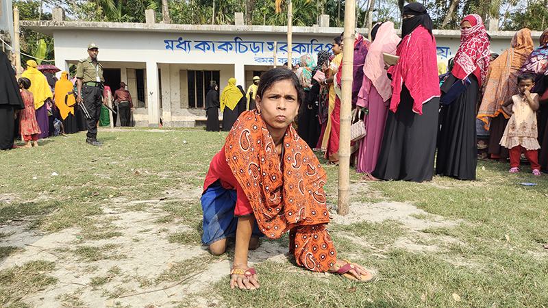 হামাগুড়ি দিয়ে ভোটকেন্দ্রে শ্যামলী