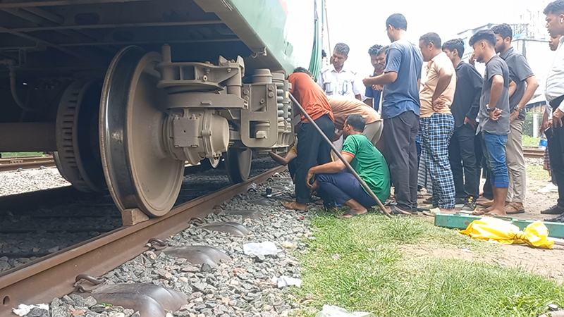 সুন্দরবন এক্সপ্রেসের নাট খুলে এক ঘণ্টা বিলম্ব