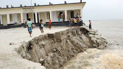 বগুড়ায় ভাঙছে যমুনার তীর আতঙ্কে শতাধিক পরিবার