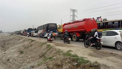 বঙ্গবন্ধু সেতু এলাকায় ৭ কি‌লো‌মিটার যানজট