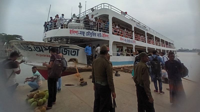 অতিরিক্ত যাত্রী পরিবহন করায় লক্ষ্মীপুরে একটি লঞ্চকে ১০ হাজার টাকা জরিমানা