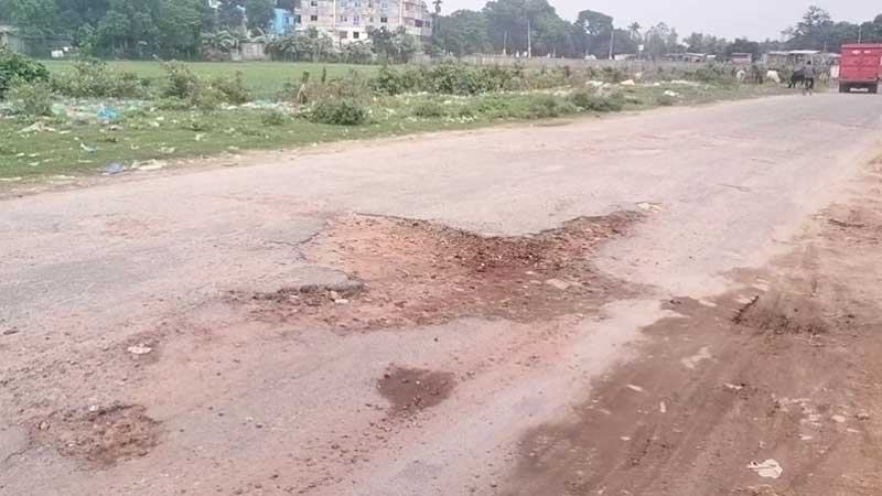 ঠাকুরগাঁও পৌরসভার অধিকাংশ রাস্তাই ভাঙা