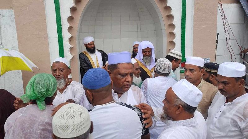 সিলেটে বৃষ্টি উপেক্ষা করে মুসল্লিদের ঈদের নামাজ আদায়