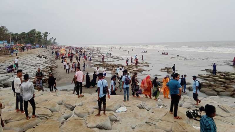 বৈরী আবহাওয়া উপেক্ষা করে কুয়াকাটায় পর্যটকের ভিড়