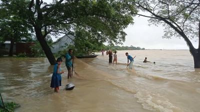 নেত্রকোনায় পানিবন্দি হাজারো মানুষ, বন্যার শঙ্কা