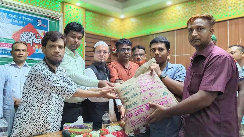 হিলিতে বিনামূল্যে সার-বীজ পেলেন কৃষক