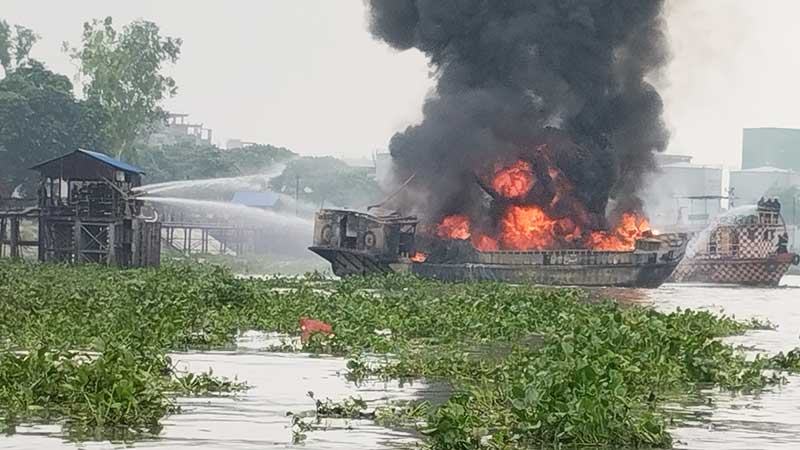 নারায়ণগঞ্জে বুড়িগঙ্গায় জ্বালানি তেলবাহী নৌযানে আগুন