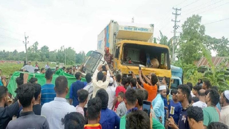 নরসিংদীতে মহাসড়কে ত্রিমুখী সংঘর্ষ, নিহত ১