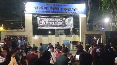বেনাপোলে পচনশীল পণ্যবাহী অর্ধশতাধিক ট্রাক আটকে পড়েছে