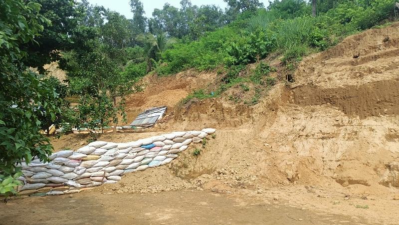 ঝুঁকি নিয়ে পাহাড়ে বসবাস করছেন লাখো মানুষ