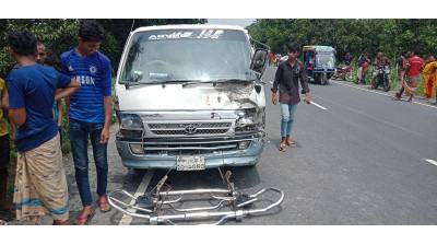 নাটোরে অটোরিকশা-মাইক্রোবাস সংঘর্ষে মা-মেয়ে নিহত