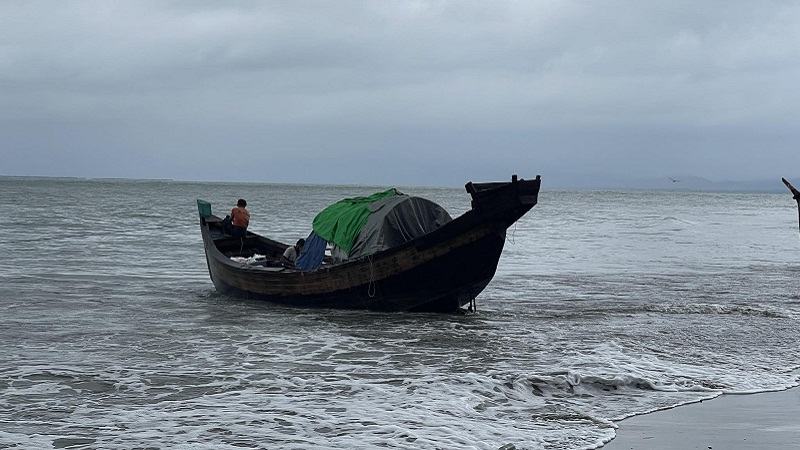 সেন্ট মার্টিনে আসা রোহিঙ্গাবোঝাই ট্রলার ফিরে গেছে