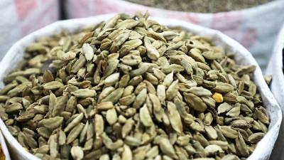 খাতুনগঞ্জে এলাচের দাম কমেছে