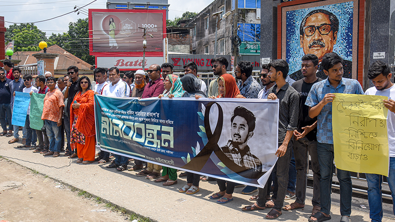 গাইবান্ধায় নিরাপদ সড়ক নিশ্চিতের দাবিতে মানববন্ধন