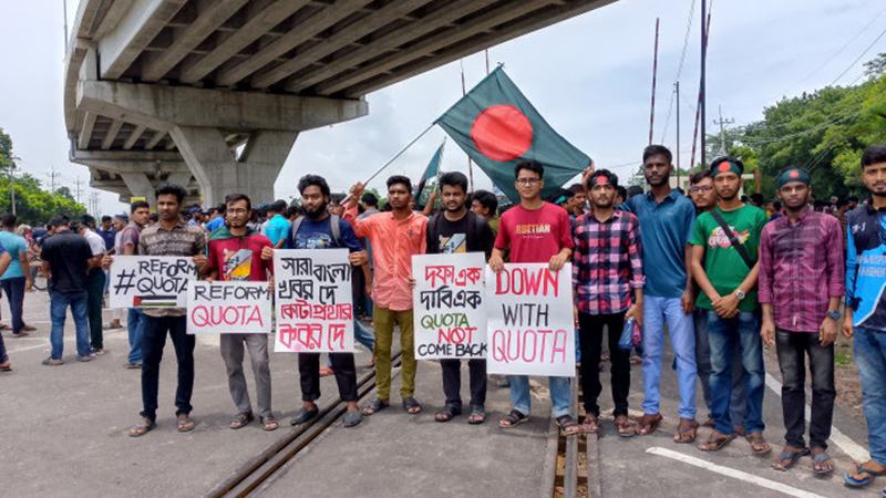 রাজশাহীতে রেললাইন অবরোধ করে শিক্ষার্থীদের বিক্ষোভ