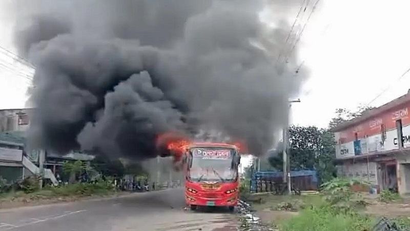 নরসিংদীতে বাসচাপায় কলেজছাত্র নিহত, গাড়িতে আগুন