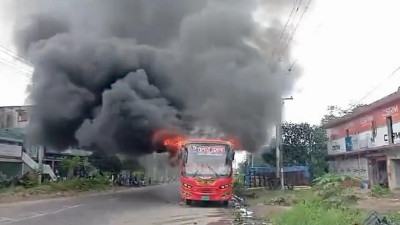নরসিংদীতে বাসচাপায় কলেজছাত্র নিহত, গাড়িতে আগুন