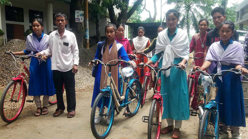 বাইসাইকেল পেল ১০ আদিবাসী ছাত্রী