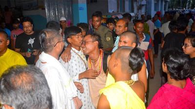 ভক্তরা রথের রশি টানতে থাকায় ঘটে দুর্ঘটনা