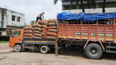 হিলিতে আমদানি বাড়ায় দাম কমেছে কাঁচামরিচের
