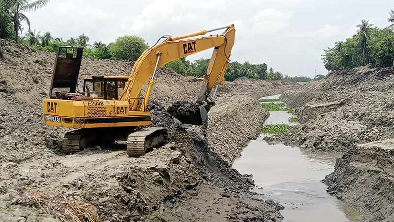 সাতক্ষীরায় পাড়ের মাটিতেই আবার ভরাট হচ্ছে বেতনা নদী