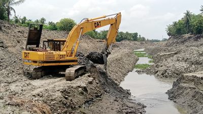 সাতক্ষীরায় পাড়ের মাটিতেই আবার ভরাট হচ্ছে বেতনা নদী