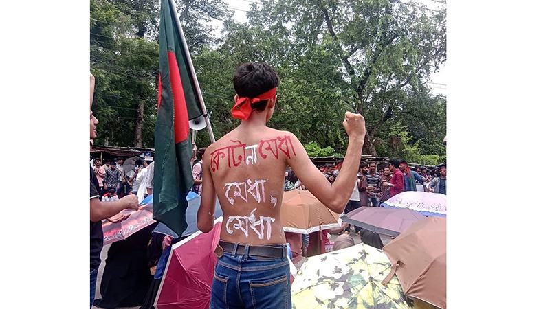 কোটা বাতিলের দাবিতে ফের মহাসড়ক অবরোধ রাবি শিক্ষার্থীদের