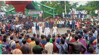 কোটা সংস্কারের দাবিতে মঞ্চস্থ পথনাটক 'একটি নন-ফিকশন'