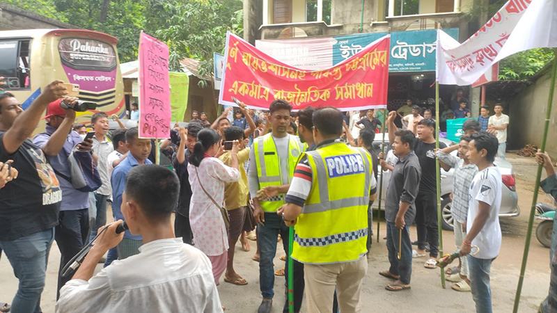 রাঙ্গামাটি-চট্টগ্রাম মহাসড়ক অবরোধ করে বিক্ষোভ