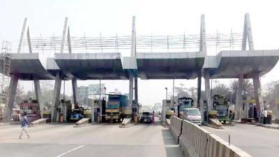মেঘনা টোল প্লাজায় মাইক্রোবাসে আগুন, আহত ৫