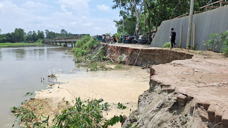 আবারো ভেঙেছে টাঙ্গাইলের ধলেশ্বরী সেতুর সংযোগ সড়ক