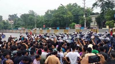 পুলিশের বাধা সত্ত্বেও ঢাকা-আরিচা মহাসড়ক অবরোধ করল জাবি শিক্ষার্থীরা