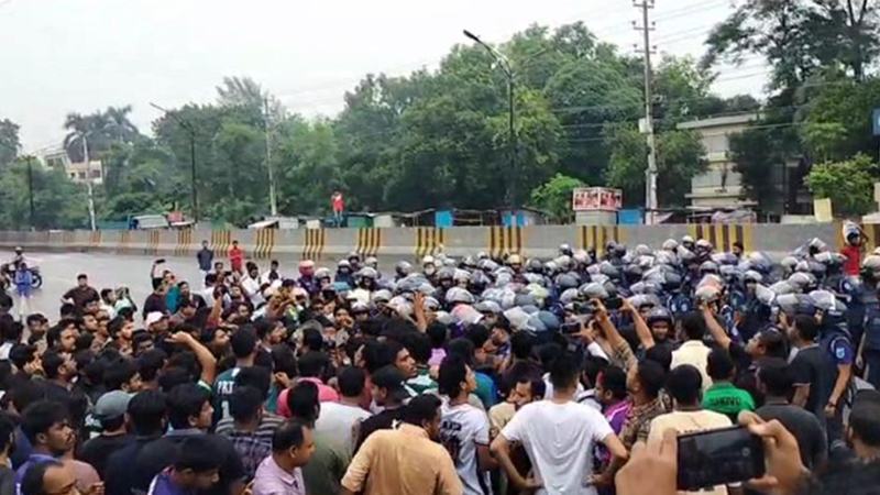 ৩ ঘণ্টা পর মহাসড়ক ছাড়লেন জাবি শিক্ষার্থীরা