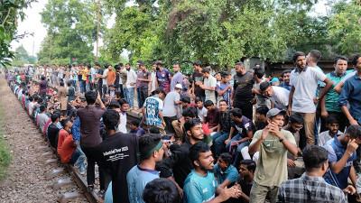 হামলার প্রতিবাদ এবং কোটা সংস্কারের দাবিতে রাবি শিক্ষার্থীদের রেলপথ অবরোধ