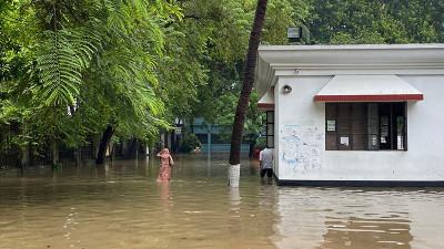 বৃষ্টিতে জলাবদ্ধতায় ভোগান্তিতে ঢাবি শিক্ষার্থীরা