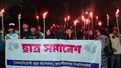 আন্দোলনে হামলার বিচার দাবিতে জাবি শিক্ষার্থীদের মশাল মিছিল