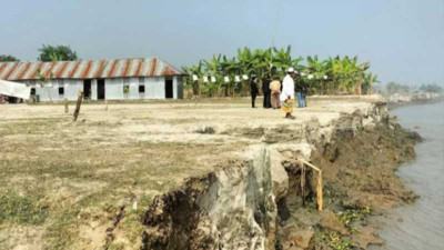 চাঁদপুরে তীব্র হচ্ছে পদ্মা মেঘনার ভাঙন