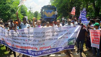 গদখালীতে ট্রেন আটকে ফুলচাষীদের বিক্ষোভ