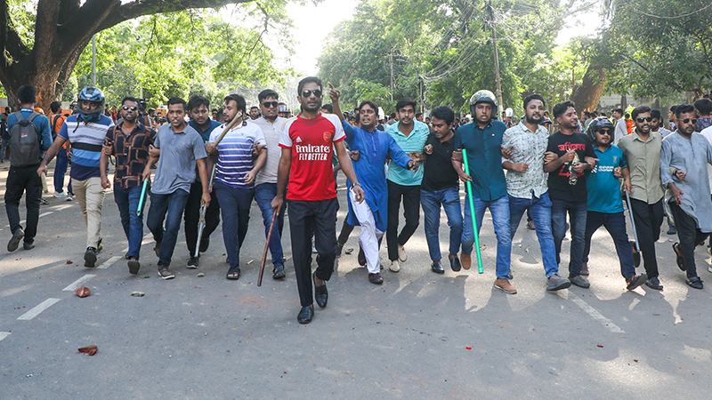 ঢাকা বিশ্ববিদ্যালয়ে ছাত্রলীগ-সাধারণ শিক্ষার্থী সংঘর্ষ, দুই শতাধিক আহতের দাবি
