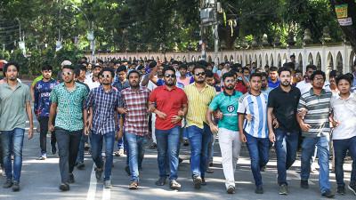 ঢাবিতে অবস্থান নিয়েছে ছাত্রলীগ, সংঘর্ষ চলছে