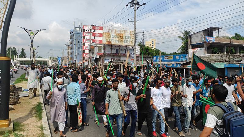 রাবির প্রধান ফটক ভেঙে লাঠিসোঁটা হাতে বিক্ষোভ শিক্ষার্থীদের