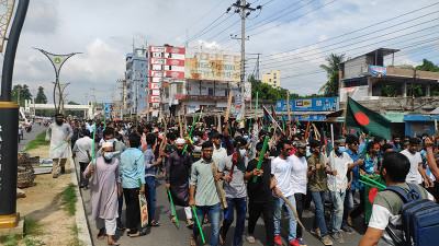 রাবির প্রধান ফটক ভেঙে লাঠিসোঁটা হাতে বিক্ষোভ শিক্ষার্থীদের