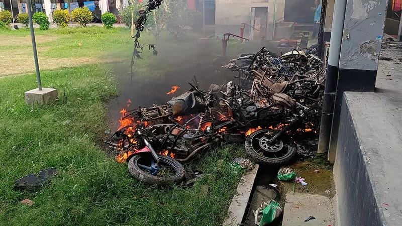 রাজশাহী বিশ্ববিদ্যালয়ে বিক্ষোভ, ছাত্রলীগ নেতাদের কক্ষ ভাঙচুর