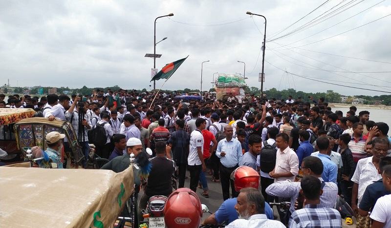 চাঁপাইনবাবগঞ্জে কোটা সংস্কারের দাবিতে শিক্ষার্থীদের সড়ক অবরোধ