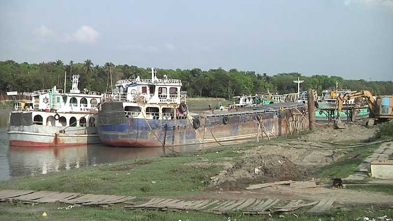 নওয়াপাড়া নৌবন্দরে বাড়ছে পণ্যবাহী জাহাজের জট